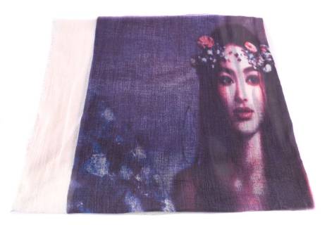 Moderní dámský šátek s potiskem