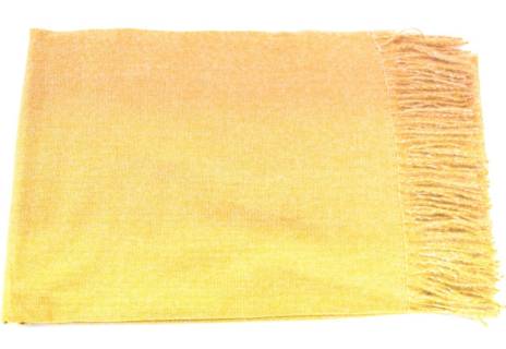 Moderní  jednobarevná šála s třásněmi