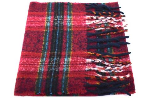 Károvaná šála s třásněmi