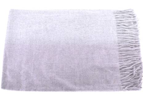 Moderní  jednobarevná šála s třásněmi