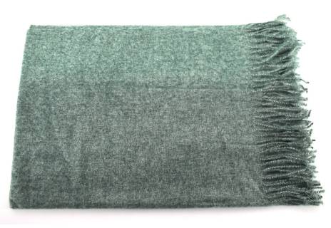 Moderní  jednobarevná šála s třásněmi