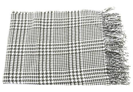 Károvaná šála s třásněmi